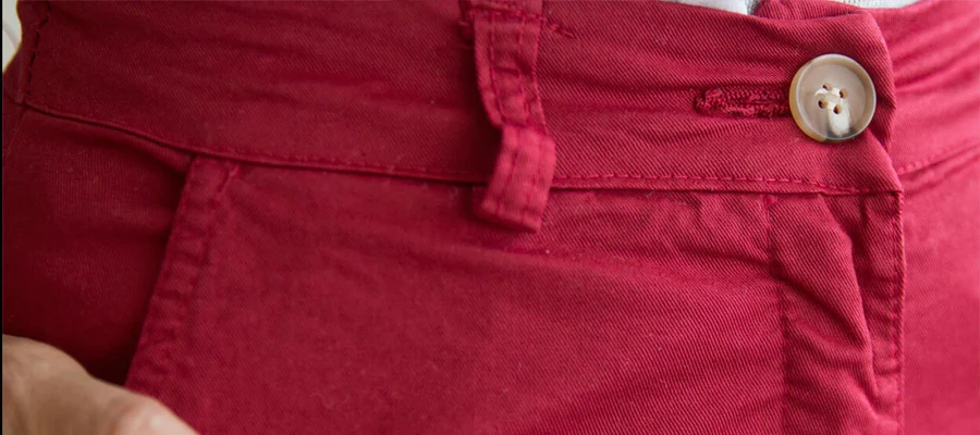 Como combinar calças vermelhas